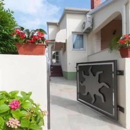 Eni Mit Pool By Interhome Hébergement de vacances Rovinj